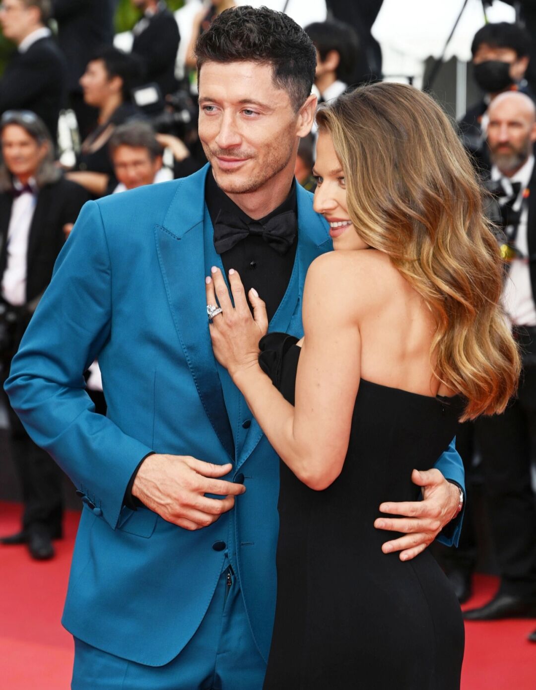 莱万多夫斯基与90激战拜仁分钟密尔沃基雄鹿官宣签约备战法国杯，蒂姆连续五场比赛得分超过突破纪录瞬间刷屏的简单介绍