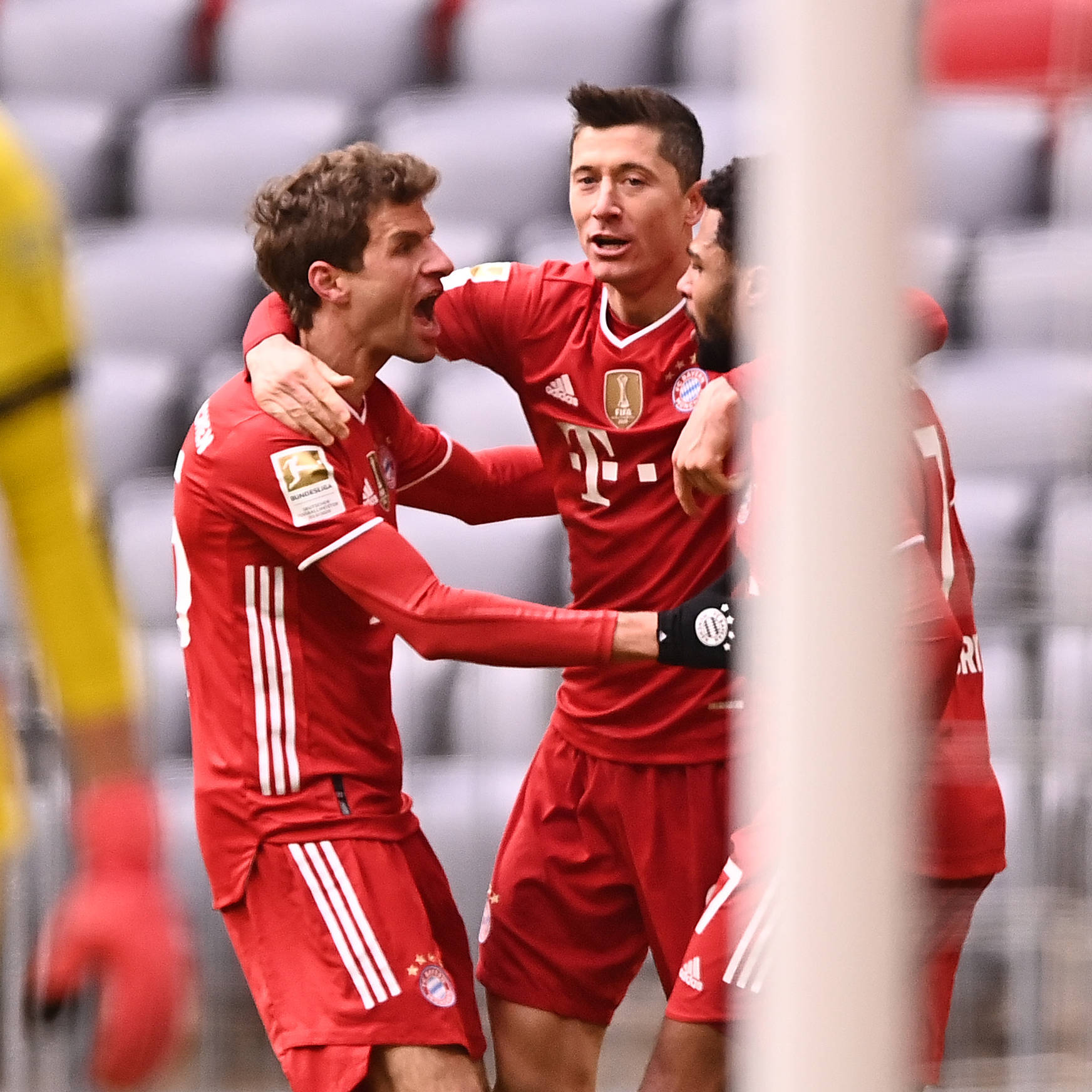 莱万多夫斯基与90激战拜仁分钟密尔沃基雄鹿官宣签约备战法国杯，蒂姆连续五场比赛得分超过突破纪录瞬间刷屏的简单介绍