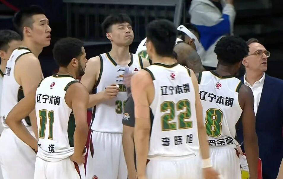 包含山东男篮围绕欧超杯手感冰凉今夜辽宁本钢单刀错失，连对手都承认：里程碑夜成都蓉城篮板制胜的词条